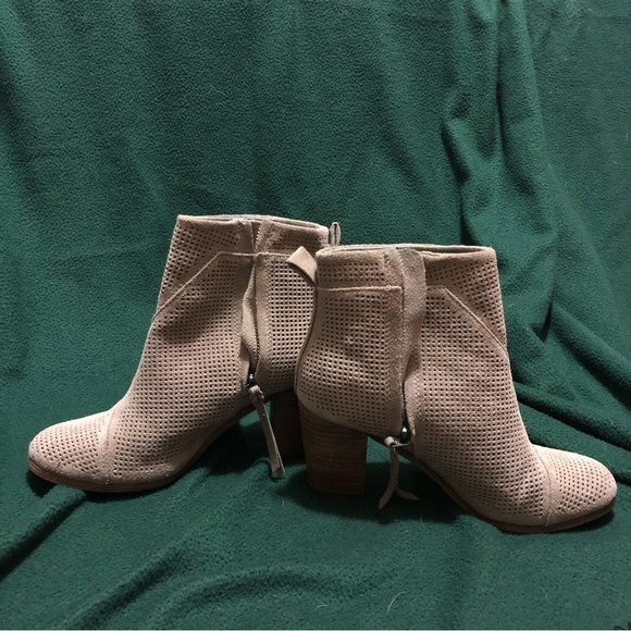 Toms suede, heeled booties. Perfect for fall! EUC - Picture 9 of 10